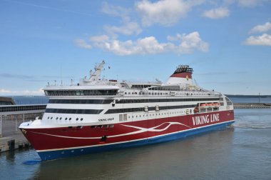 Helsinki, Ağustos 05, 2023: Viking feribotu Finlandiya 'nın Helsinki kentindeki demirleme sahasına demirlemiştir. .