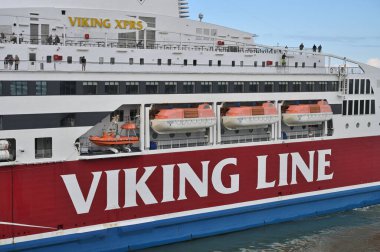 Helsinki, Ağustos 05, 2023: Viking feribotu Finlandiya 'nın Helsinki kentindeki demirleme sahasına demirlemiştir. . 