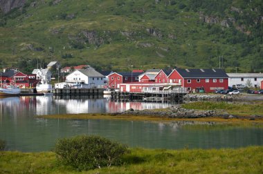 Norveç, Nusfjord Köyü - 08 Ağustos 2023. Lofoten adalarındaki tipik Norveç balıkçı köyü Nusfjord Köyü 'nün mimarisi.