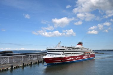 Estonya, Tallinn, 5 Ağustos 2023: Viking feribotu Estonya 'nın Tallinn kentindeki demirleme sahasına demirlemiştir.. 