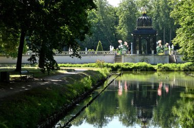 Bialystok, Polonya, 20 Haziran 2024: Branicki Palas Parkı (Lehçe: Palac Branickich) Polonya 'nın Bialystok şehrinin tarihi simgesidir..