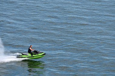 Estonya, Tallinn, 13 Ağustos 2023: Kimliği belirsiz bir adam Tallinn Körfezi, Estonya 'da jet ski sürüyor.