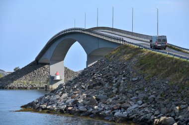 Kamp arabası Norveç 'te virajlı köprüde ilerliyor..