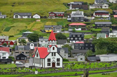 Faroe Adaları, Sandavagur, 9 Ağustos 2024: Sandavagur Danimarka 'nın Vagar adasının güney kıyısında yer alan bir şehirdir..