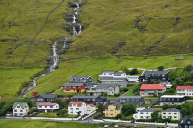 Faroe Adaları, Sandavagur, 9 Ağustos 2024: Sandavagur Danimarka 'nın Vagar adasının güney kıyısında yer alan bir şehirdir..