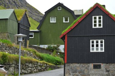 Faroe Adaları, 09 Ağustos 2024: Danimarka 'nın Faroe Adaları' ndaki tipik çatı evleri.