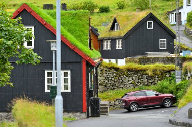 Faroe Adaları, 09 Ağustos 2024: Danimarka 'nın Faroe Adaları' ndaki tipik çatı evleri.