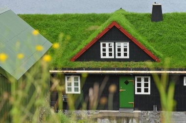 Faroe Adaları, 09 Ağustos 2024: Danimarka 'nın Faroe Adaları' ndaki tipik çatı evleri.