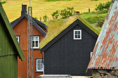 Faroe Adaları, 09 Ağustos 2024: Danimarka 'nın Faroe Adaları' ndaki tipik çatı evleri.