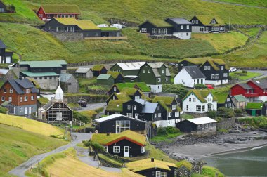 Faroe Adaları, 09 Ağustos 2024: Danimarka 'nın Faroe Adaları' ndaki tipik çatı evleri.