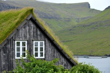 Tipik çim çatılı ev, Streymoy Adası, Faroe Adaları, Danimarka. Peyzaj fotoğrafçılığı