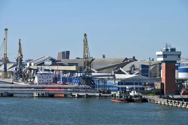Klaipeda, Litvanya - Ekim 02: Klaipeda, Litvanya 'da 2 Ekim 2021' de Klaipeda Limanı 'nda tekne ve vinçler. Klaipeda Limanı, Avrupa 'nın kuzeyindeki az sayıdaki buzsuz limandan biridir.