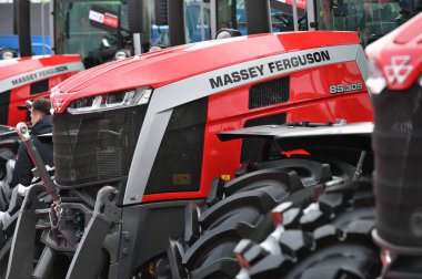 Kaunas, Litvanya - 21 Mart 2024: Kaunas, Litvanya 'daki Uluslararası Tarım Fuarı' nda Massey Ferguson traktörü.