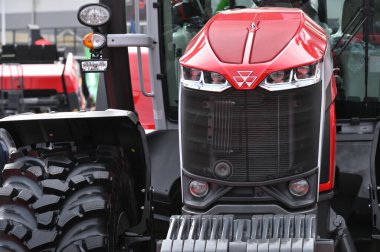 Kaunas, Litvanya - 21 Mart 2024: Kaunas, Litvanya 'daki Uluslararası Tarım Fuarı' nda Massey Ferguson traktörü.