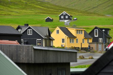 Faroe Adaları 'ndaki güzel renkli evlerin mimarisi
