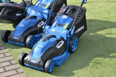 Kaunas, Litvanya - 21 Mart 2024: Kaunas 'ta satılık Hyundai Electric çim biçme makineleri. Evet.