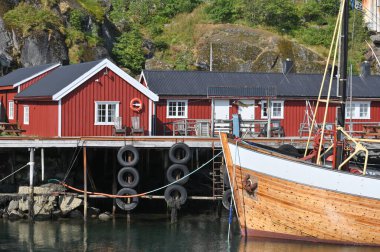 Norveç., Hamnoy Köyü - 08 Ağustos 2023. Reinefjord 'daki Tipik Norveç balıkçı köyü, Lofoten adalarındaki Hamnoy Köyü..
