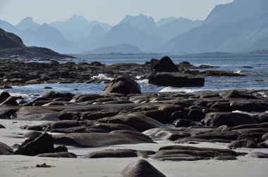 Fiyort kıyısındaki taş ve kayalar, Lofoten adaları. Kuzey İskandinav manzarası.