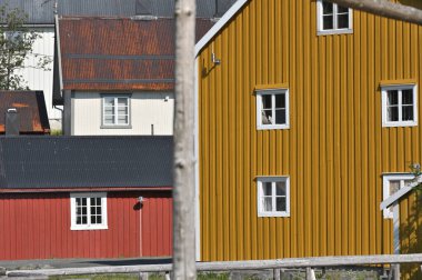 Norveç., Hamnoy Köyü - 08 Ağustos 2023. Reinefjord 'daki Tipik Norveç balıkçı köyü, Lofoten adalarındaki Hamnoy Köyü..