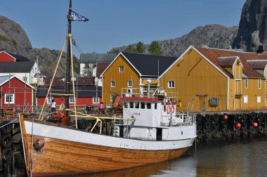 Norveç., Hamnoy Köyü - 08 Ağustos 2023. Reinefjord 'daki Tipik Norveç balıkçı köyü, Lofoten adalarındaki Hamnoy Köyü..