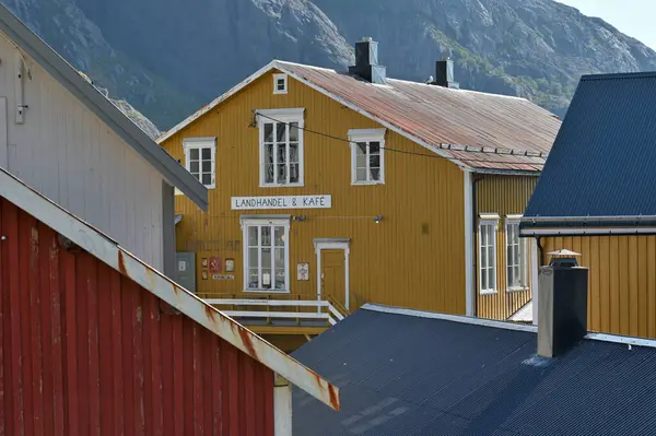 Norveç., Hamnoy Köyü - 08 Ağustos 2023. Reinefjord 'daki Tipik Norveç balıkçı köyü, Lofoten adalarındaki Hamnoy Köyü..