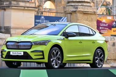 Valletta, Malta - 22 Aralık 2023: Malta adasının başkenti Valletta 'nın merkezinde bulunan Skoda Enyaq Spor Hattı elektrikli SUV.