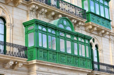 valletta sokakta ahşap geleneksel balkonile lüks konaklar barok tarzı, Malta