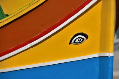Akdeniz balıkçı kasabası Marsaxlokk, Malta 'da geleneksel renkli tekne Luzzu.