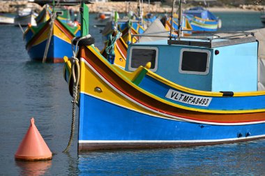 Marsaxlokk, Malta, 23 Aralık: Balıkçı tekneleri. Akdeniz balıkçı kasabası Marsaxlokk, Malta 'da geleneksel renkli tekneler Luzzu