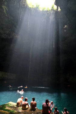 Yucatan, Meksika - 18 Temmuz 2023: Meksika 'daki Yucatan Yarımadası' nda Chichen Itza yakınlarındaki Ik Kil Cenote