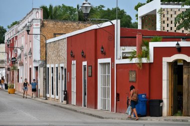 Meksika, Valladolid - 19 Temmuz 2023 Valladolid, Meksika 'nın merkezindeki renksiz dar bir sokakta kimliği belirsiz insanlar.