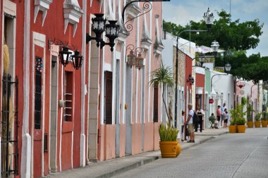 Meksika, Valladolid - 19 Temmuz 2023 Valladolid, Meksika 'nın merkezindeki renksiz dar bir sokakta kimliği belirsiz insanlar.
