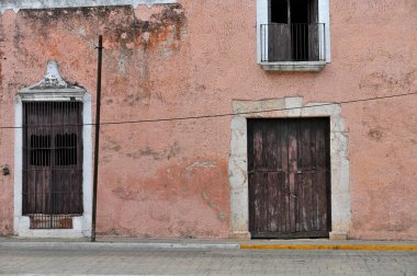 Merida şehrinin eski kasabası Yucatan, Meksika caddesindeki renkli koloni tarzı bina kapısı