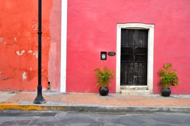 Merida, Meksika - 19 Temmuz 2023: Merida şehrinin eski şehri Yucatan 'ın caddesindeki renkli koloni tarzı bina kapısı