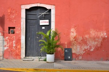 Merida, Meksika - 19 Temmuz 2023: Merida şehrinin eski şehri Yucatan 'ın caddesindeki renkli koloni tarzı bina kapısı