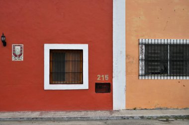 Merida, Meksika - 21 Temmuz 2023: Merida şehrinin eski şehri Yucatan 'ın caddesinde renkli koloni tarzı bina pencereleri