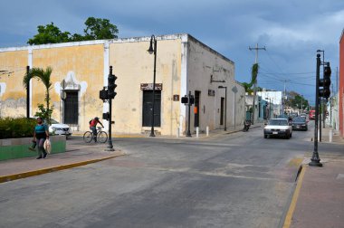 Meksika, Valladolid - 19 Temmuz 2023 Valladolid, Meksika 'nın merkezindeki renksiz dar bir sokakta kimliği belirsiz insanlar.