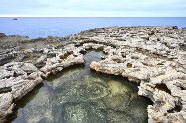 Gozo Adası Malta 'da tuz buharlaştırma göletleri