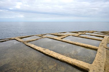 Gozo Adası Malta 'da tuz buharlaştırma göletleri