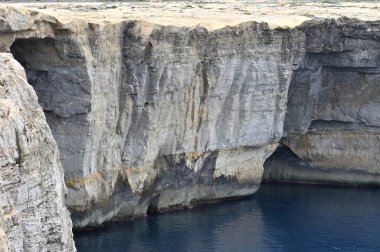 Güneşli bir günde kayalık kıyı manzarası. Gozo Adası, Malta. Avrupa. Akdeniz