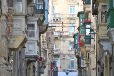Valletta, Malta - 25 Aralık 2023: Valletta Caddesi, Malta 'da geleneksel balkonları ahşap olan lüks köşkler barok tarzı