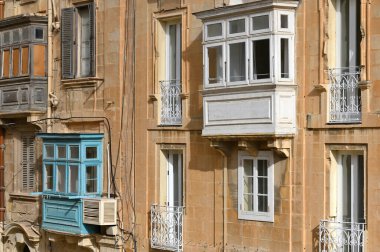 Valletta, Malta - 25 Aralık 2023: Valletta Caddesi, Malta 'da geleneksel balkonları ahşap olan lüks köşkler barok tarzı