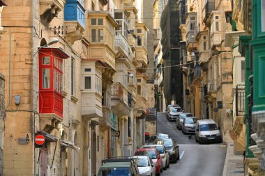 Valletta, Malta - 25 Aralık 2023: Valletta Caddesi, Malta 'da geleneksel balkonları ahşap olan lüks köşkler barok tarzı
