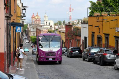 San Miguel de Allende, Meksika - 8 Temmuz 2023: San Miguel de Allende, Meksika 'da renkli bir sokakta trafik. San Miguel de Allende, Meksika 'nın merkezinde sömürge döneminden kalma bir şehir.