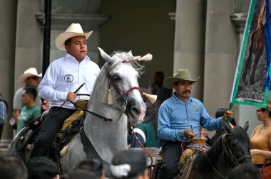 Oaxaca, Meksika - 09 Temmuz 2023: Oaxaca, Meksika 'daki geçit töreninde güzel atlara binen Meksikalı kovboylar