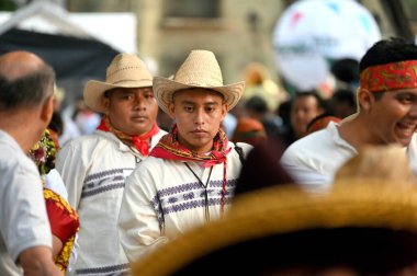 Oaxaca, Meksika - 10 Temmuz 2023: Kimliği belirsiz insanlar Oaxaca, Meksika 'da sokakta düzenlenen geleneksel folklor festivali sırasında dans ediyorlar.