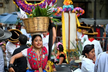 Oaxaca, Meksika - 10 Temmuz 2023: Kimliği belirsiz insanlar Oaxaca, Meksika 'da sokakta düzenlenen geleneksel folklor festivali sırasında dans ediyorlar.