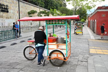 Oaxaca, Meksika - 11 Temmuz 2023: Oaxaca, Meksika 'da bilinmeyen insanlar. Oaxaca de Juarez Meksika 'nın Oaxaca eyaletinin başkenti ve en büyük şehridir.