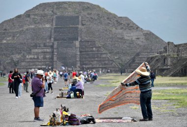 Teotihuacan, Meksika - 6 Temmuz 2023: Meksika yakınlarındaki Teotihuacan 'da bilinmeyen kişiler piramitlerin yakınında hediyelik eşya satıyor