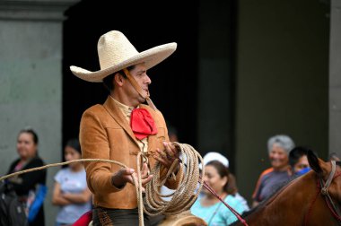 Oaxaca, Meksika - 09 Temmuz 2023: Oaxaca, Meksika 'daki geçit töreninde güzel atlara binen Meksikalı kovboylar